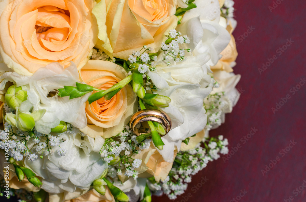 Bouquet of flowers of the bride. Wedding bouquet of flowers with wedding rings. Bouquet of flowers of peach-colored roses, eustomises. Bouquet of flowers of the bride. Wedding bouquet of flowers with wedding rings. Bouquet of flowers of peach-colored roses, eustomises.