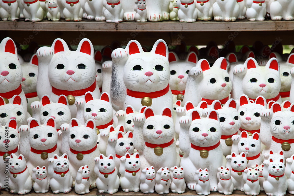 Φωτογραφία Tons of small dolls the beckoning cat known as maneki neko at Gotokuji in Tokyo, JAPAN