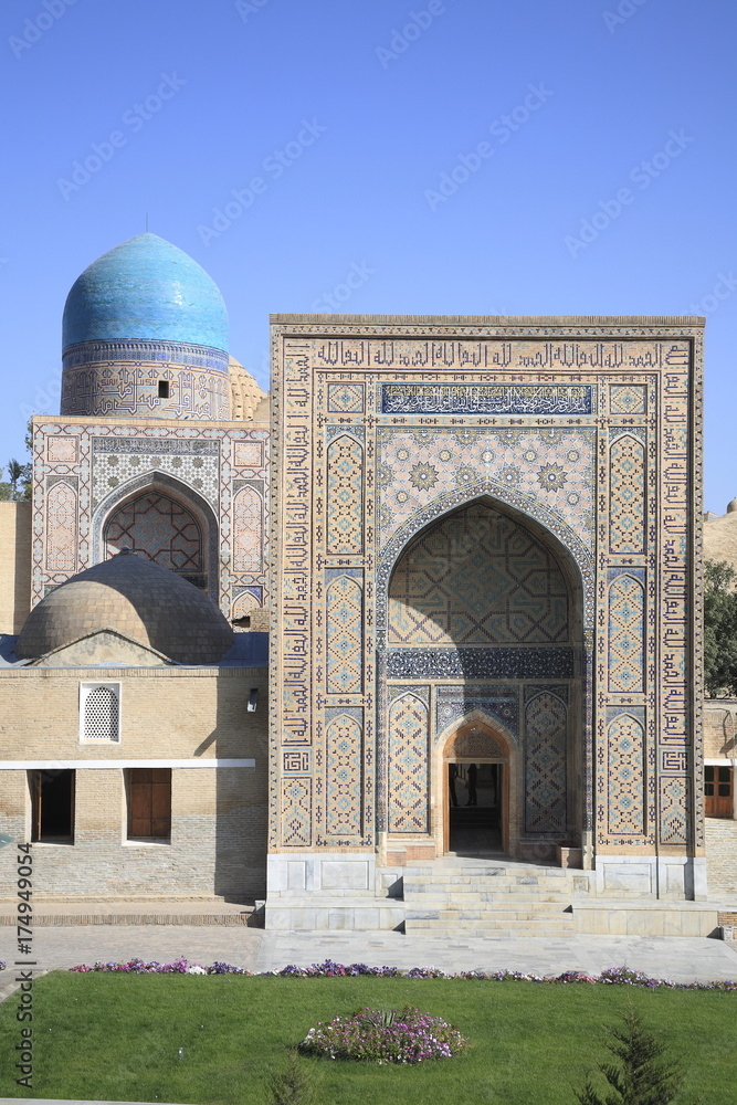 シャーヒズィンダ廟群のアーリミ・ナサフィー廟と無名モスク