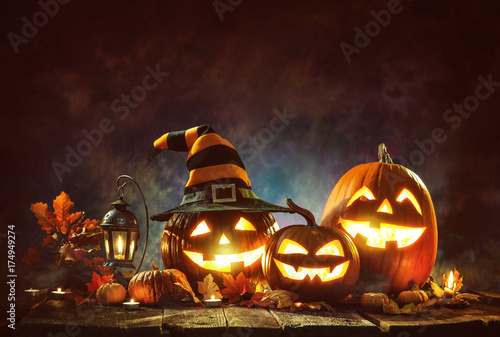Obraz na plátne Candle lit Halloween Pumpkins