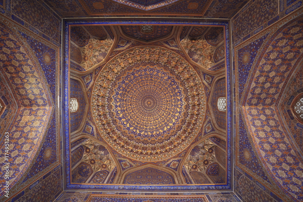 ティラカリ・マドラサのドーム天井