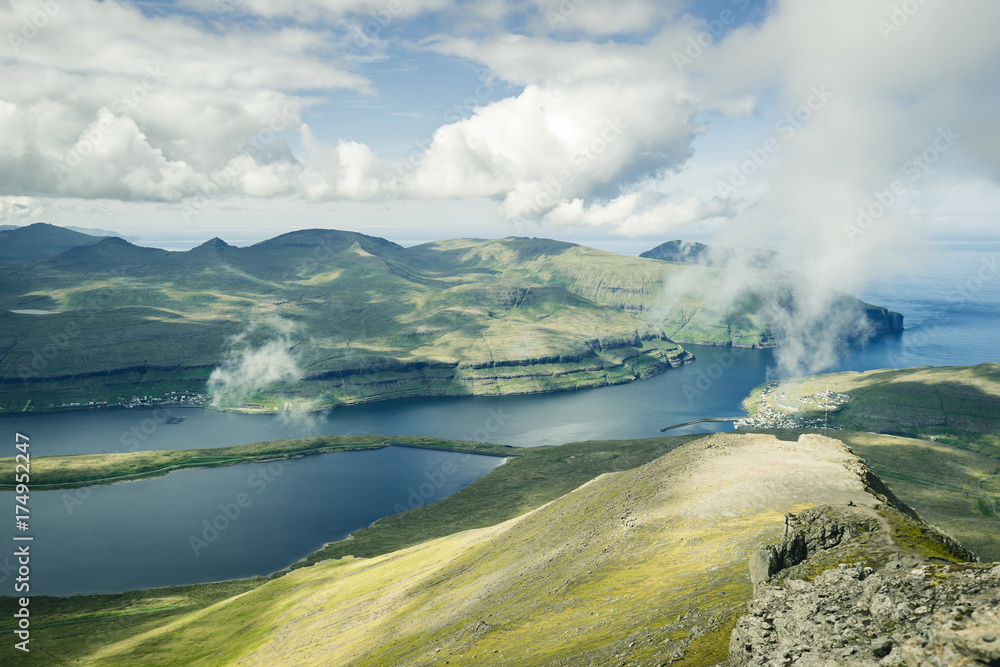 Un paysage de pays du nord de crêtes, fjord, montagne, océan