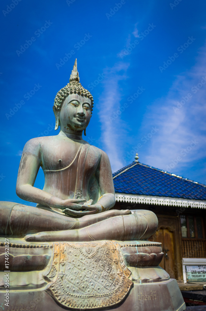 Obraz premium Buddha statue in Gangarama Buddhist