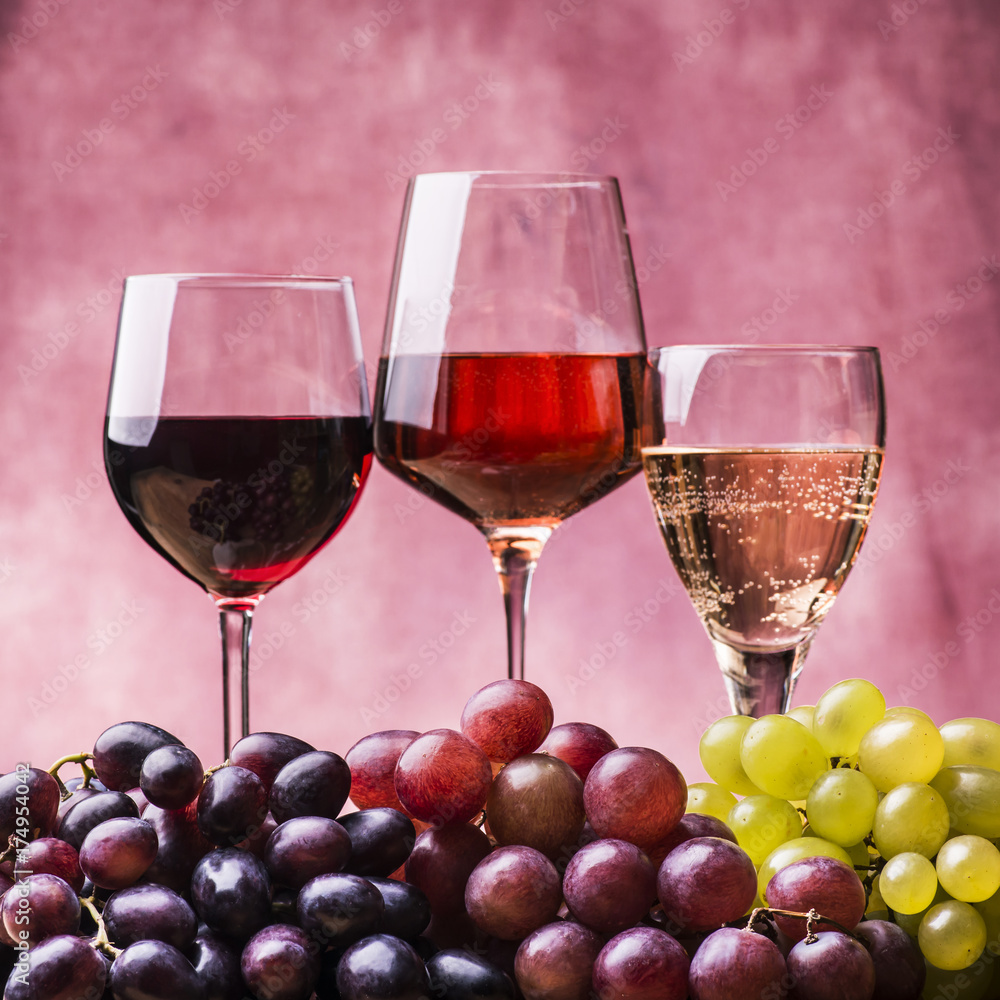 set di vini e uva