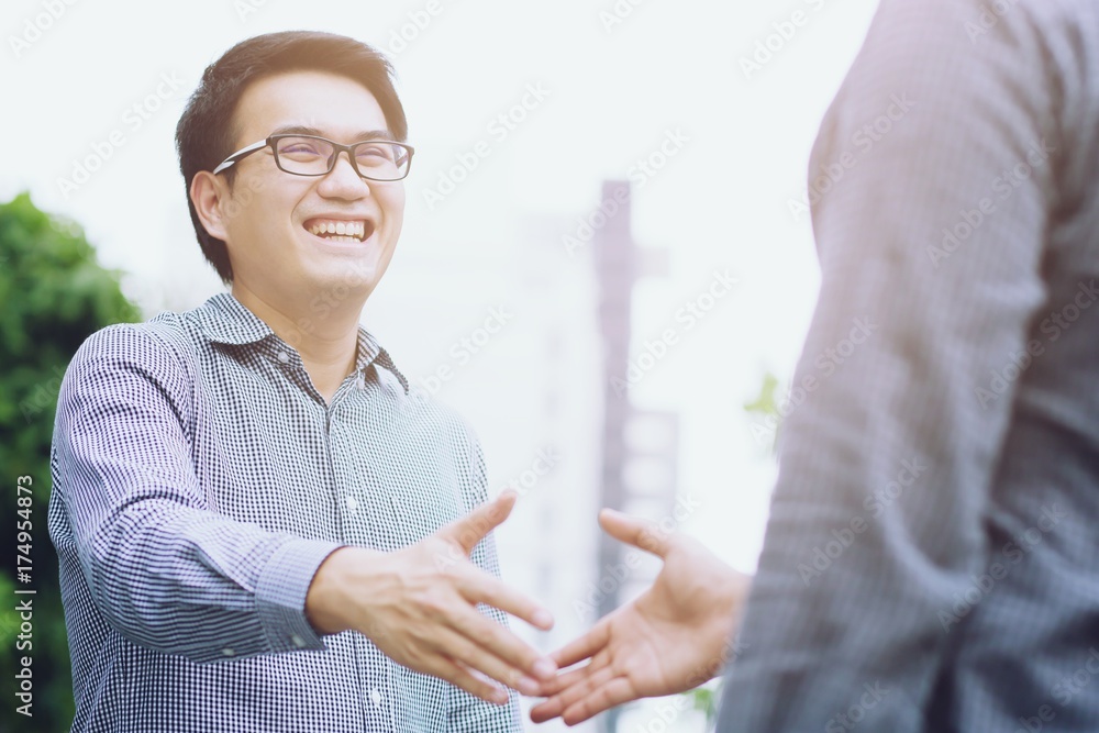 Obraz premium Young Business Shaking hands greetings.