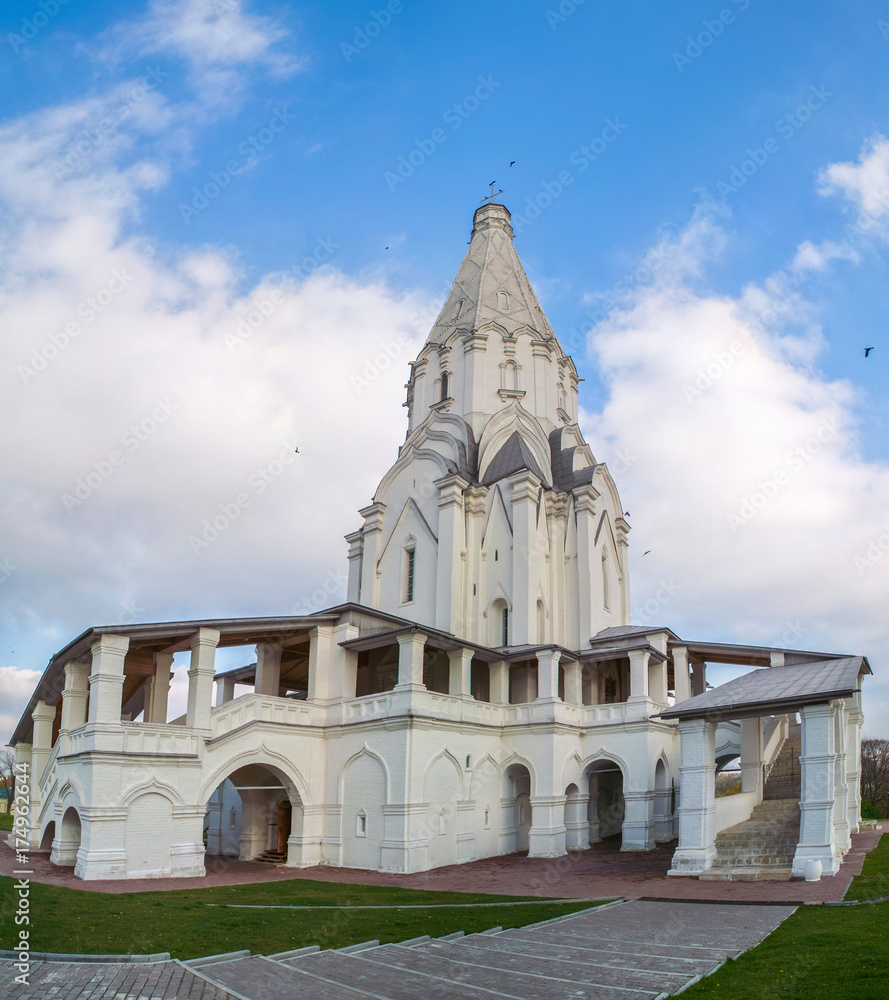 Fototapeta premium The Church of the Ascension in Kolomenskoye, Moscow, Russia
