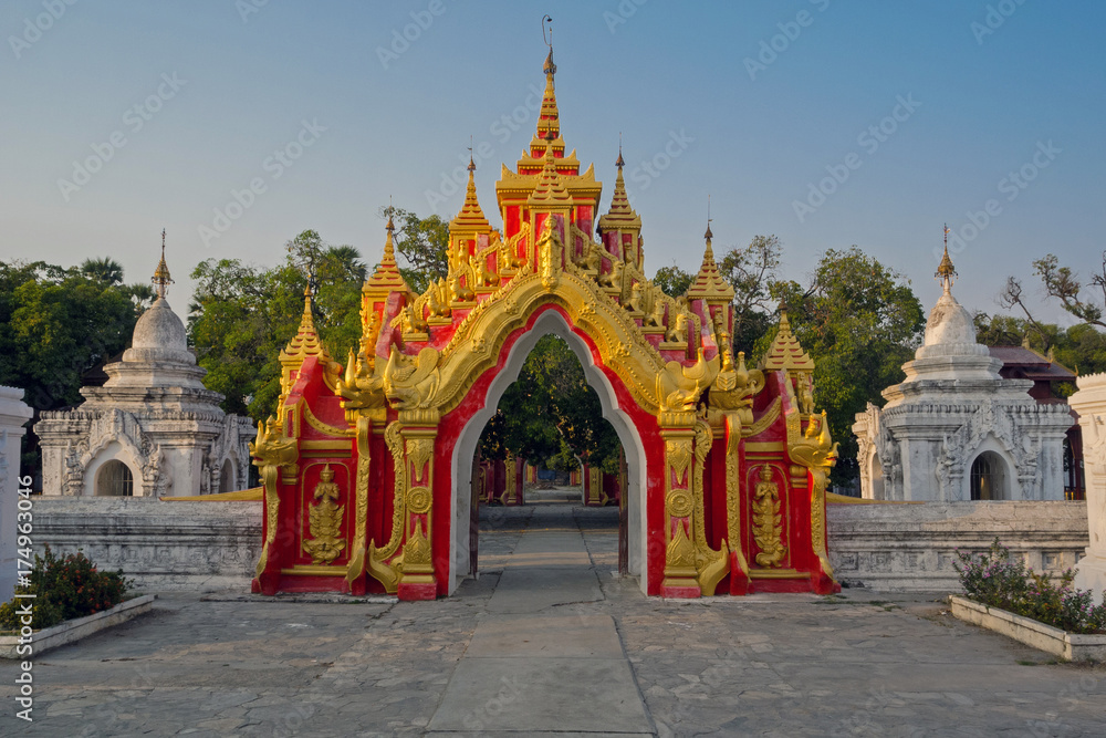 Myanmar Mandalay Kuthodaw Pagoda