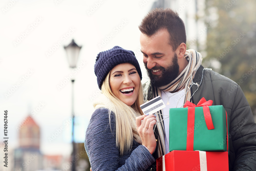 Φωτογραφία Picture of couple shopping for Christmas in the city