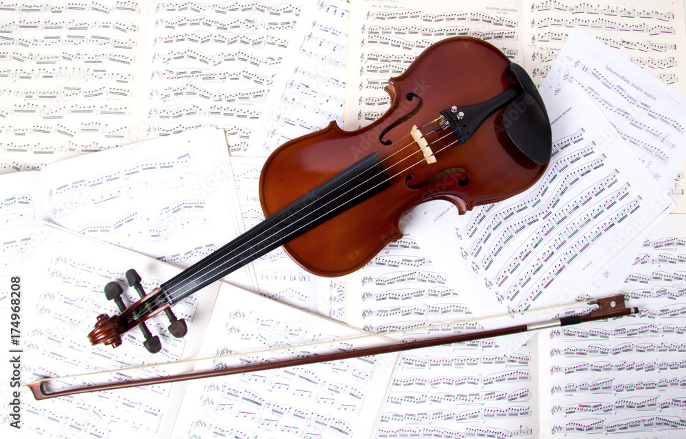 Fototapeta premium Violino sugli Spartiti
