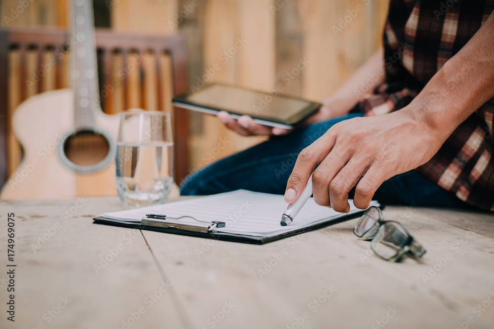 Obraz premium Man on work desk with digital tablet