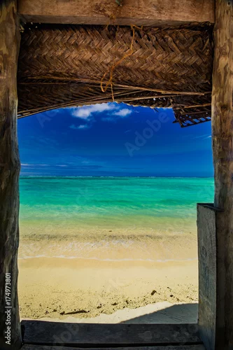 Fototapeta okno z bungalowu fale w samoa z widokiem na kryształowo niebieski ocean