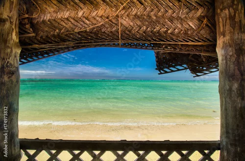 Fototapeta okno z bungalowu fale w samoa z widokiem na kryształowo niebieski ocean