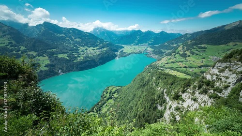 スイスの小さな村アムデンとヴァレン湖の風景のタイムラプス