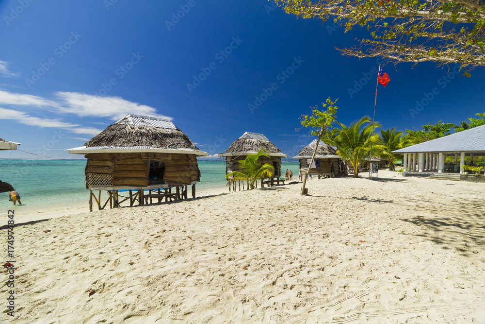Obraz premium samoan fale bungalow at the beach in samoa savaii lano beach