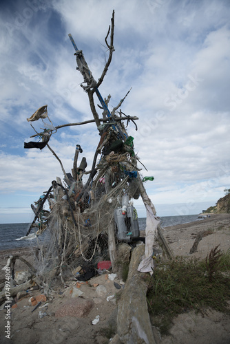 Von unbekannten Menschen gesammelter Müll an einem Strand der Ostsee