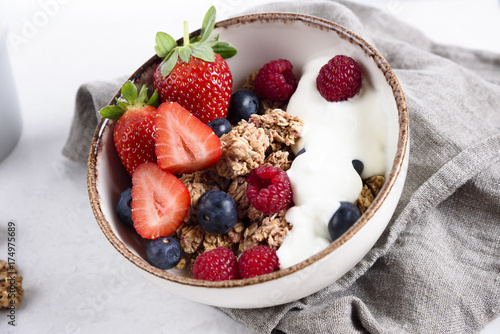 Fotografie Granola wit fruit and yoghurt
