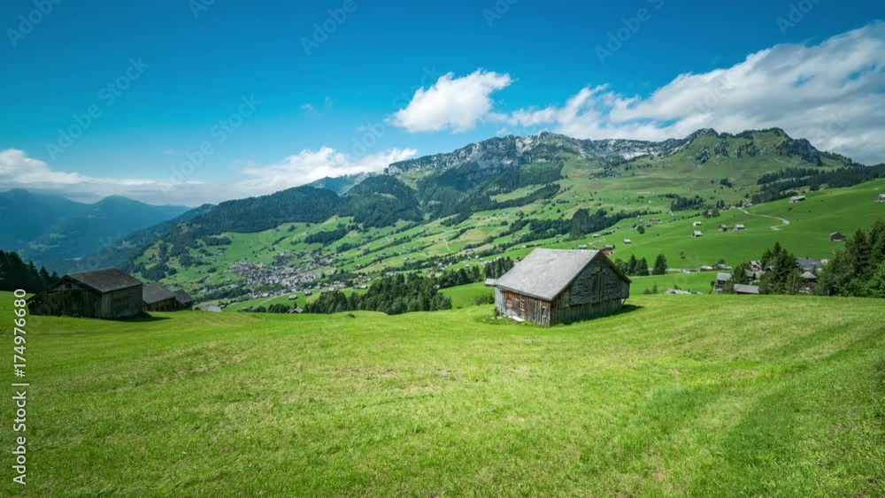 スイスの小さな村アムデンの小屋と牧草地のタイムラプス スイスの小さな村アムデンの小屋と牧草地のタイムラプス