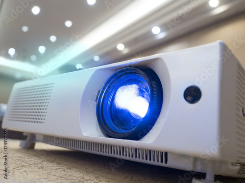 Konstfotografi light shining through glass lens of LED projector to use in seminar
