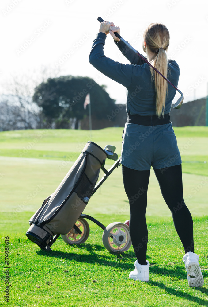 Obraz premium Female golfer at golf course