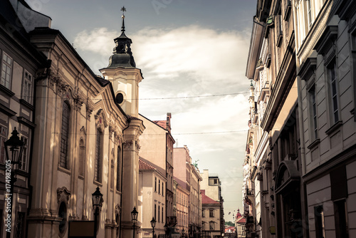 Foto View of scenic narrow street in Plzen (Pilsen). Czech Republic
