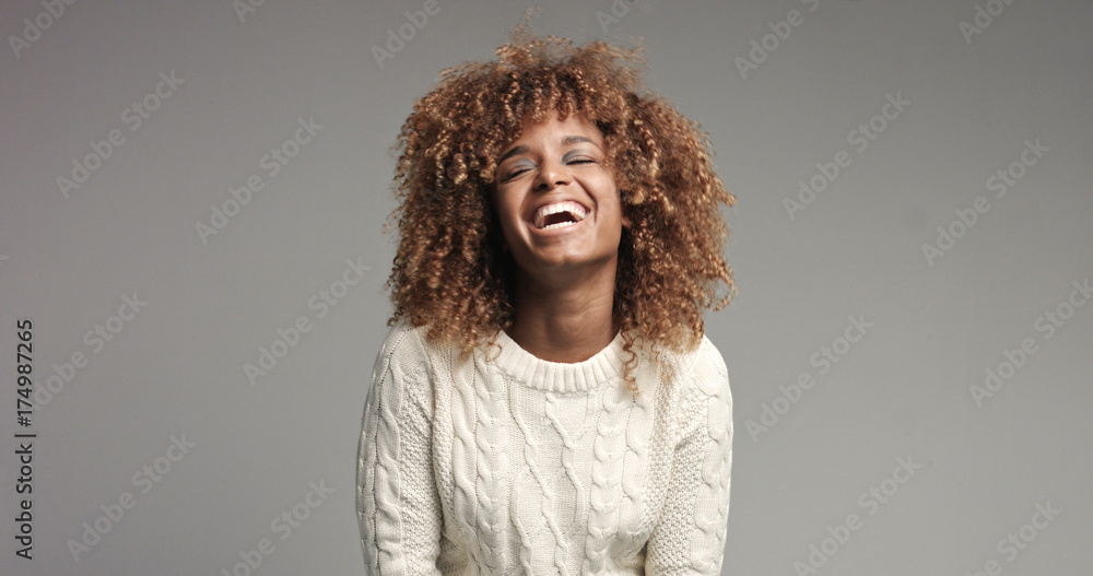 Obraz premium Pretty black girl with big hair posing video. laugh alot