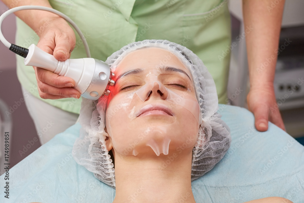 Φωτογραφία Rf skin tightening, young woman. Caucasian girl in facial mask.