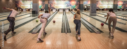Foto Friends playing bowling