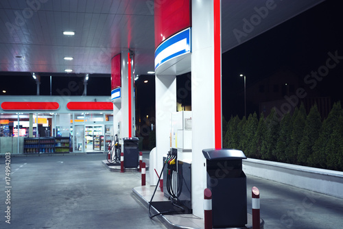 Valokuva gas station at night, fuel dispensers in focus