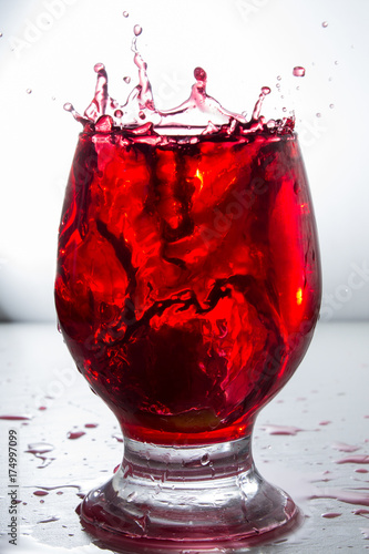 a com bebida vermelha semelhante a vinho para matar a sede photo