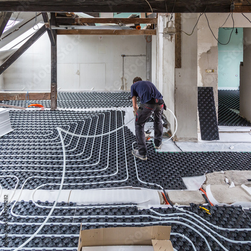 Billede på lærred Pipe fitter mounting underfloor heating