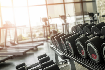 Fotobehang Fitness Man tilt gewichten tijdens krachttraining  © Travis