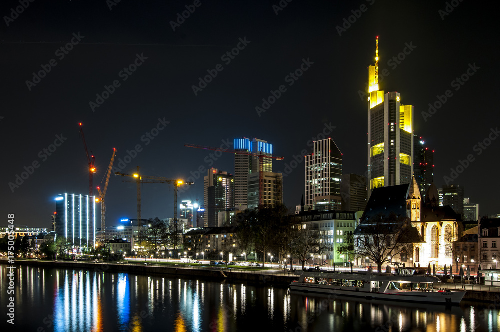 Skyline von Frankfurt am Main bei Nacht (vom Eisernen Steg aus)