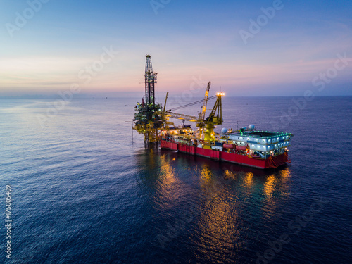 Tableau sur toile Aerial View of Tender Drilling Oil Rig (Barge Oil Rig) in The Middle of The Ocea