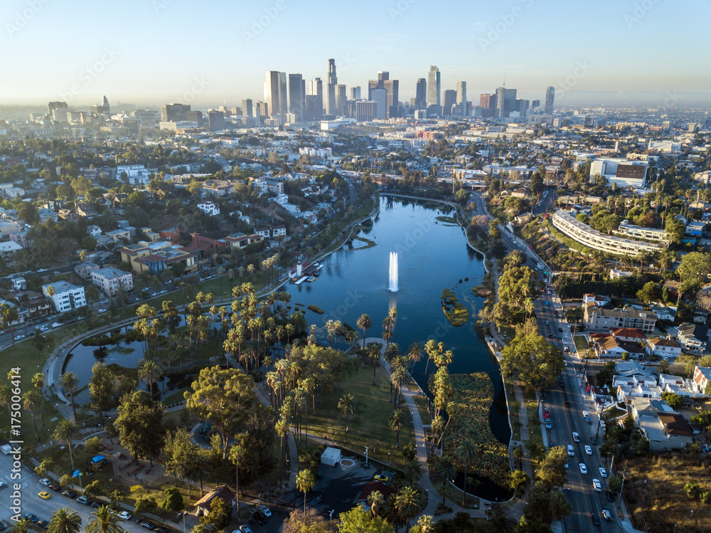 Naklejka premium Widok z drona na Echo Park w Los Angeles