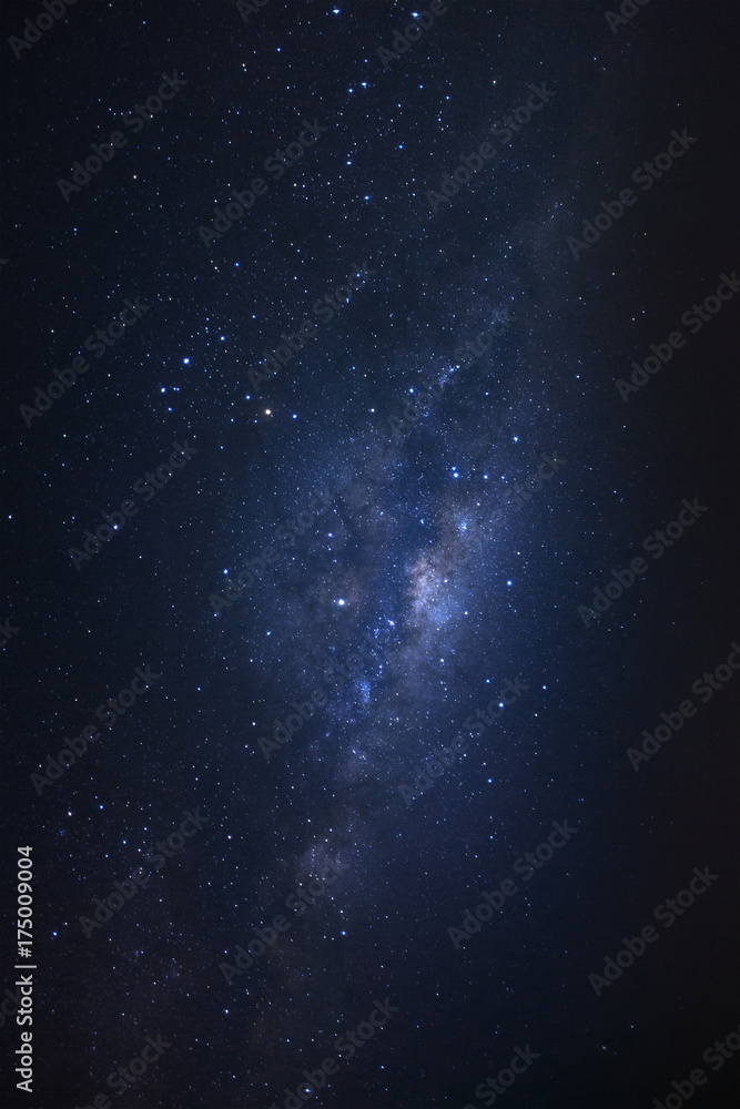 Obraz premium Gwiaździste niebo nocne, galaktyka Drogi Mlecznej z gwiazdami i kosmicznym pyłem we wszechświecie