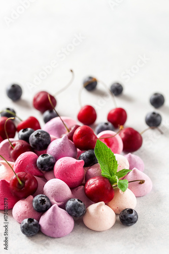 Meringue with berries