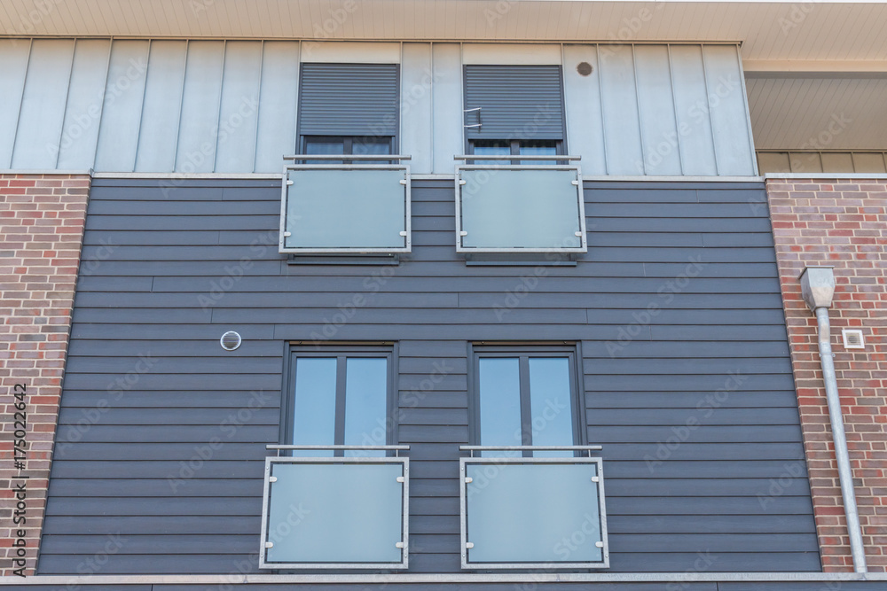 Moderne Fenster in einer grauen Fassade Moderne Fenster in einer grauen Fassade