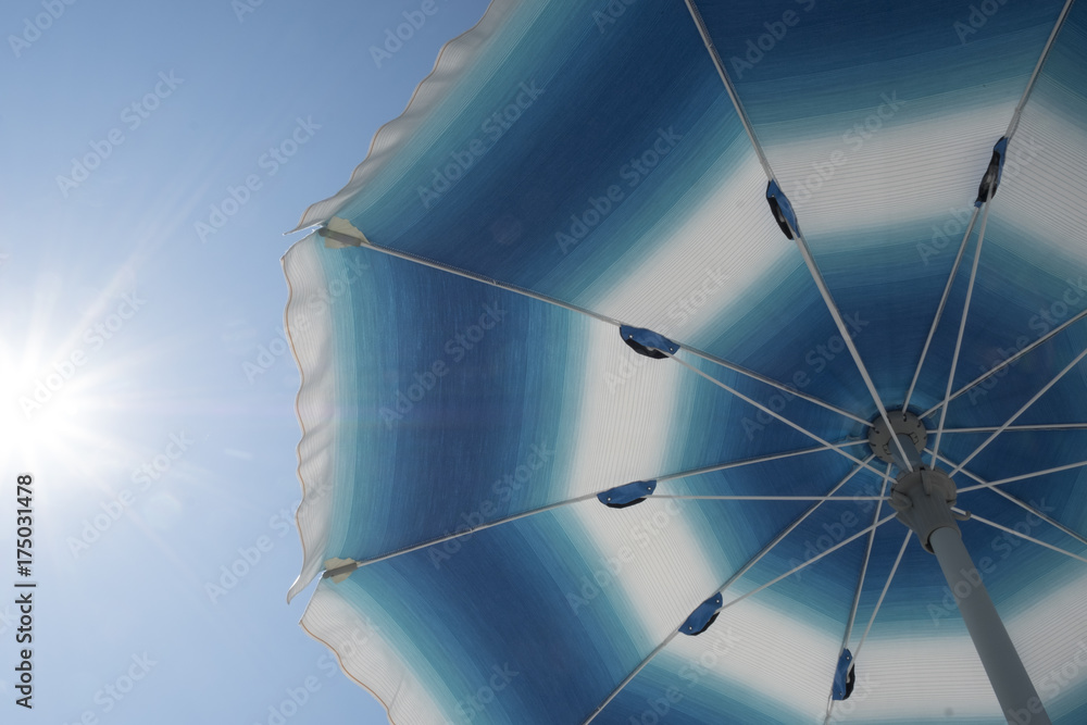 parasol aan het strand Stock Photo | Adobe Stock