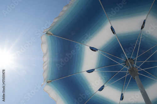 parasol aan het strand photo