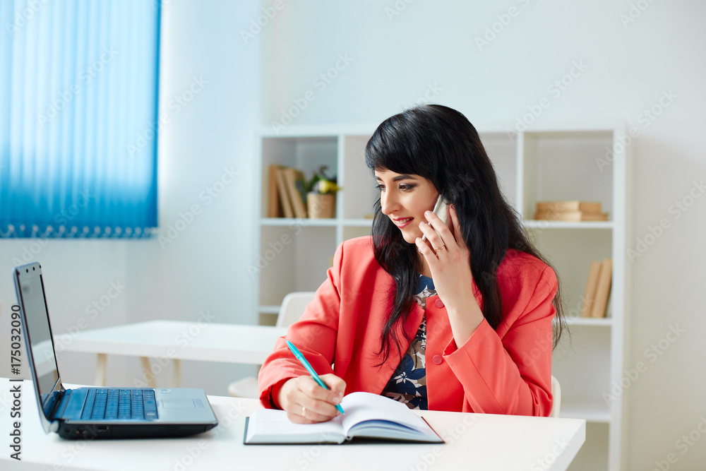 Obraz premium business woman talking on the phone