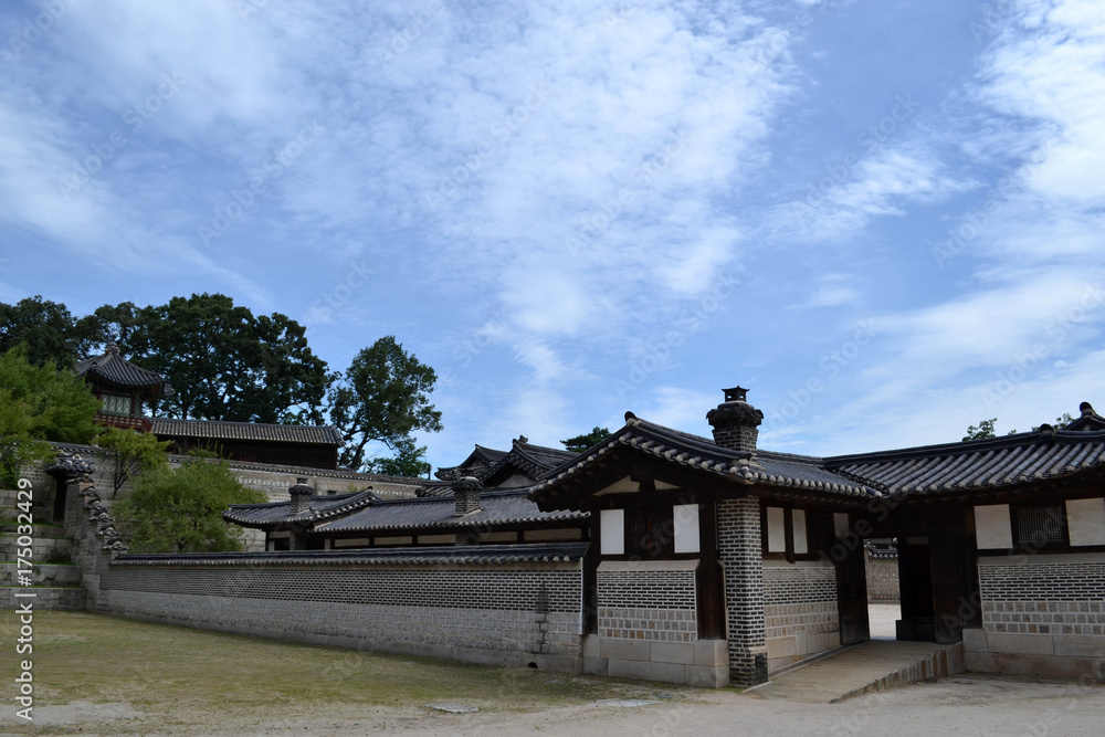 Closer to the wooden temple around Seoul Eastern Palace (Changdeokgung), a UNESCO world heritage. Pic was taken in August 2017 Closer to the wooden temple around Seoul Eastern Palace (Changdeokgung), a UNESCO world heritage. Pic was taken in August 2017