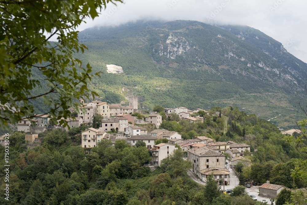 Fototapeta premium Genga in het Parco Naturale Regionale Gola della Rossa e di Frasassi.