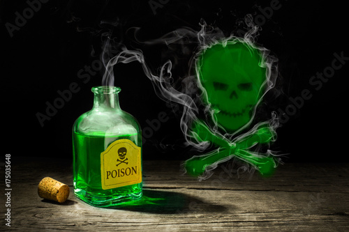 Φωτογραφία The poison is a green liquid in a glass vial