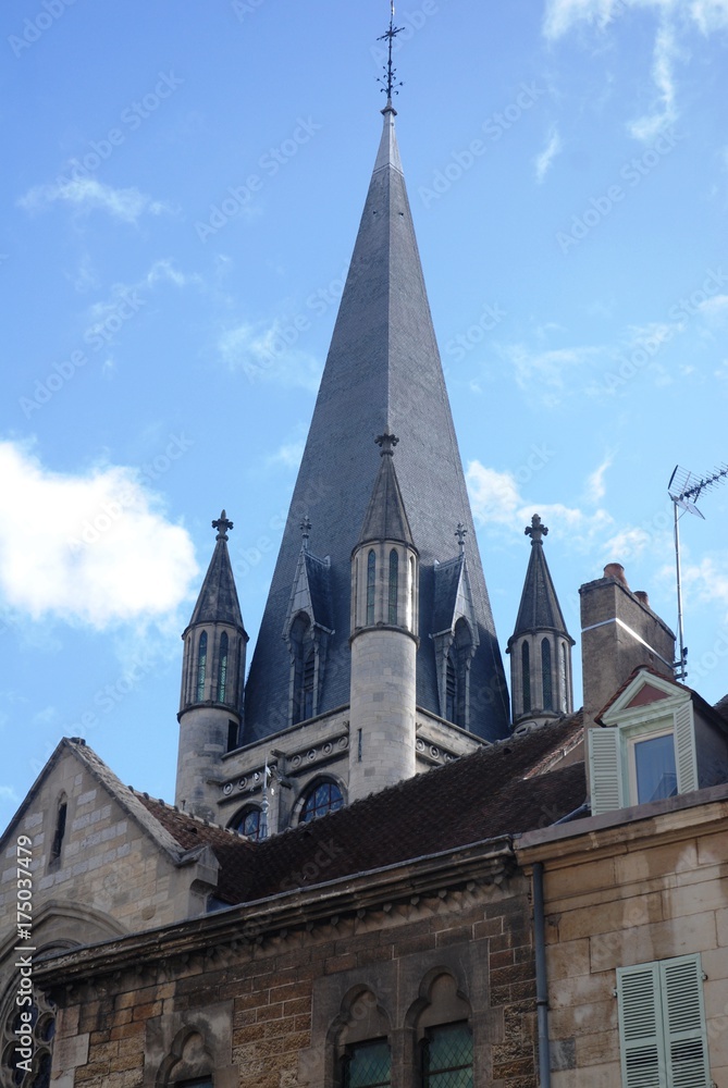 Dijon : église de Notre-Dame et Crypte des Ducs de Bourgogne Dijon : église de Notre-Dame et Crypte des Ducs de Bourgogne