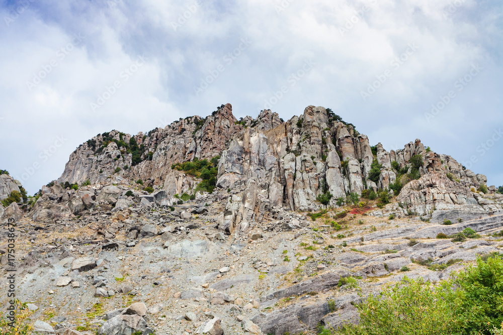 view eroded rocks of Demerdzhi Mountain from park