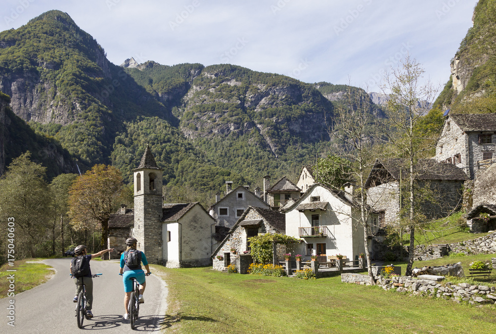 Fototapeta premium Biker im Bavonatal im Tessin