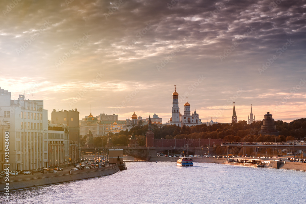 Obraz premium Center of Moscow, the Kremlin and the embankment at sunset