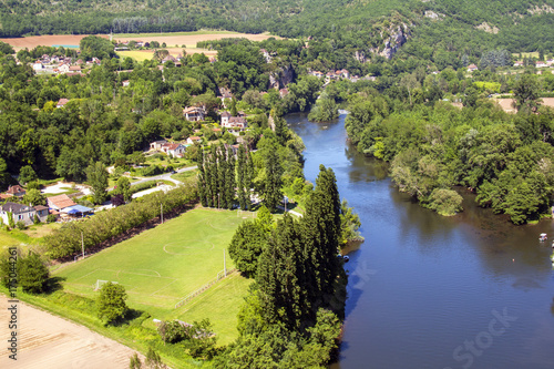 Saint Cirq Lapopie. Vue aérienne sur  la rivière. Lot. Occitanie