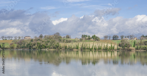 vista di una sponda del lago photo