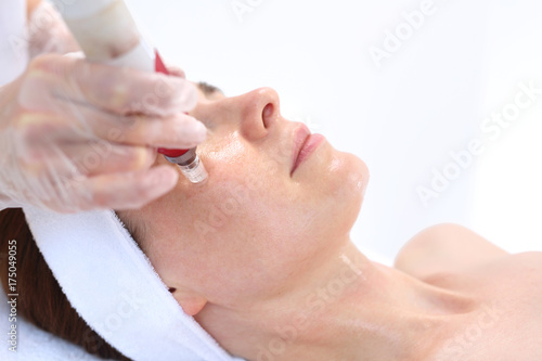 Mezoterapie  igłowa zabieg estetyczny wykonywanie w salonie kosmetycznym